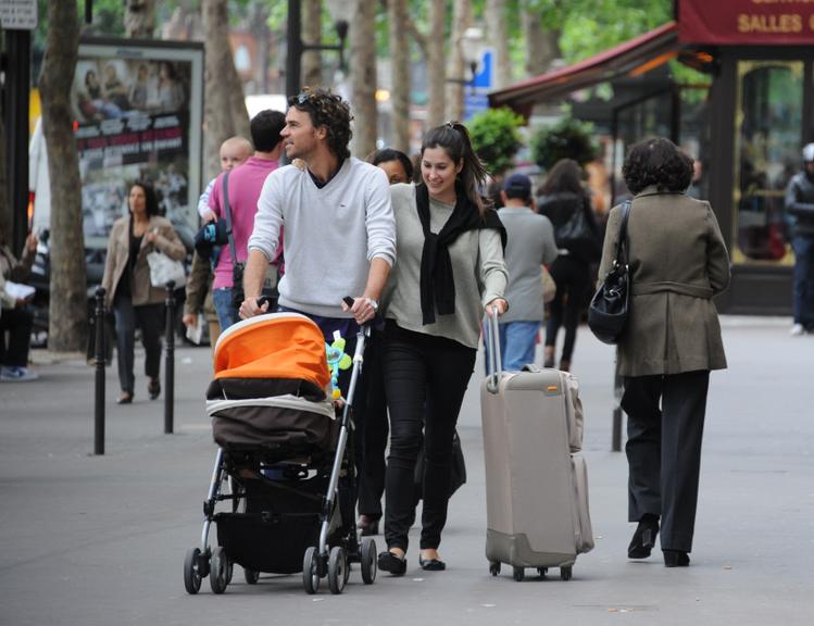 Gustavo Kuerten passeia com a mulher, Mariana Soncini, e a filha, a pequena Maria Augusta, por Paris, na França