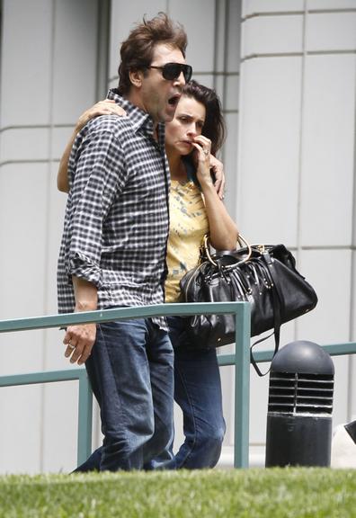 Penélope Cruz durante passeio ao lado do marido, Javier Bardem