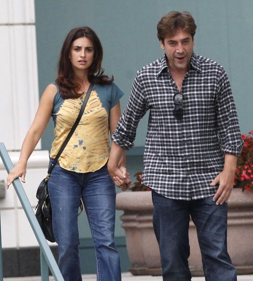 Penélope Cruz durante passeio ao lado do marido, Javier Bardem