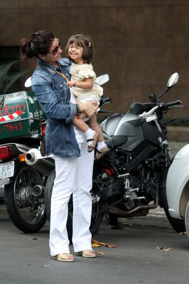 Giovanna Antonelli em dia de passeio com as filhas gêmeas