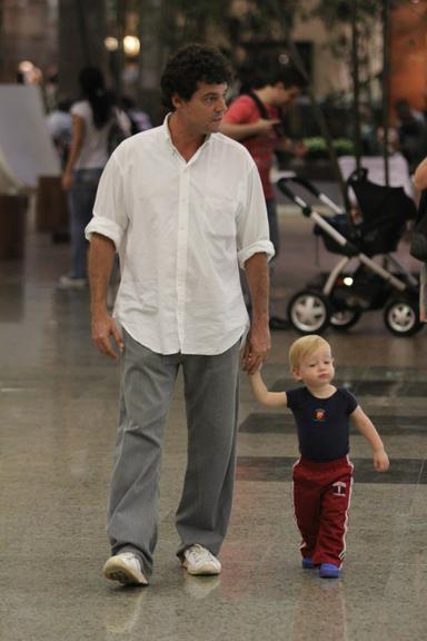 Felipe Camargo passeia com o filho Antônio no Rio
