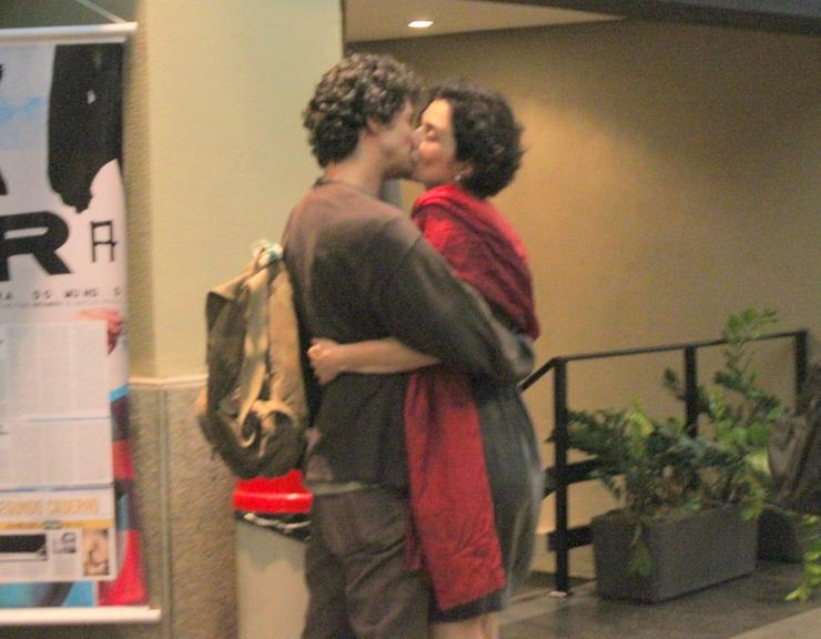 Letícia Sabatella e o namorado Fernando Alves Pinto trocam beijos após o teatro