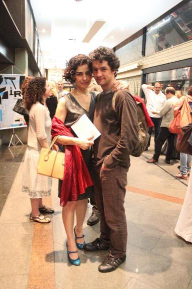 Letícia Sabatella e o namorado Fernando Alves Pinto curtem monólogo no Rio