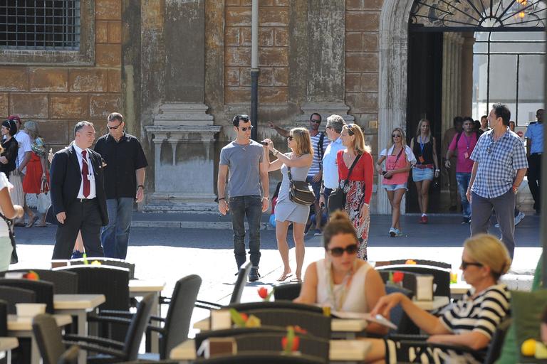 Jennifer Aniston e Justin Theroux curtem a cidade de Roma, na Itália