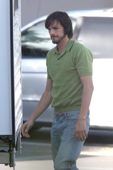 Ashton Kutcher aparece caracterizado como Steve Jobs em set de filmagem