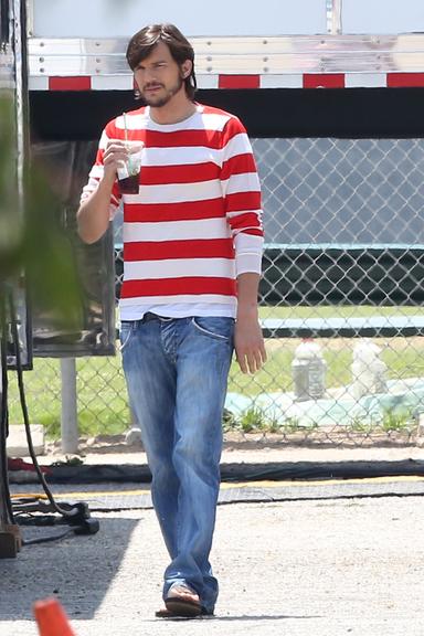 Ashton Kutcher aparece caracterizado como Steve Jobs em set de filmagem