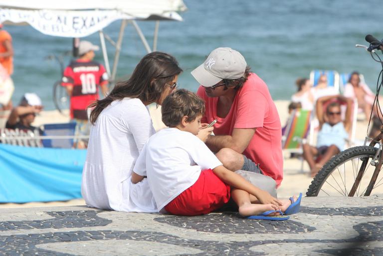 Bruno Mazzeo curte praia do Leblon com morena e filho, João 