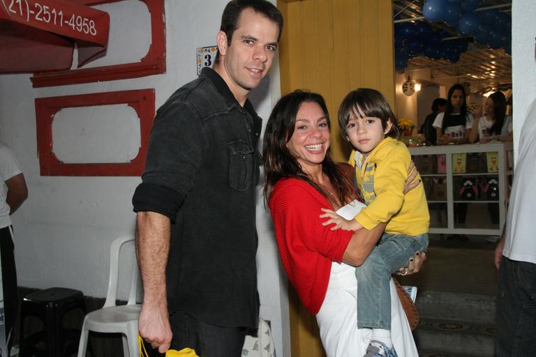 Carla Marins com o filho Leon e o marido, Hugo Baltazar