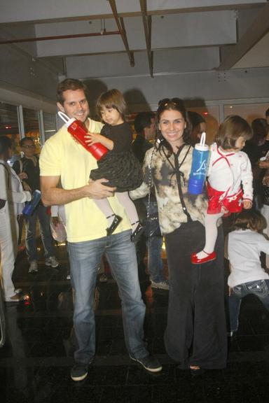 Leonardo Nogueira e Giovanna Antonelli com as gêmeas Antônia e Sofia