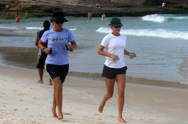 Andrea Beltrão corre pela praia de Ipanema, no Rio de Janeiro