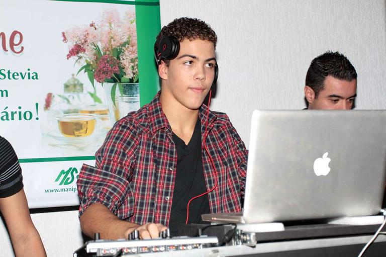 Ronald, filho do ex-jogador Ronaldo, ataca de DJ na festa de aniversário da mãe Milene Domingues