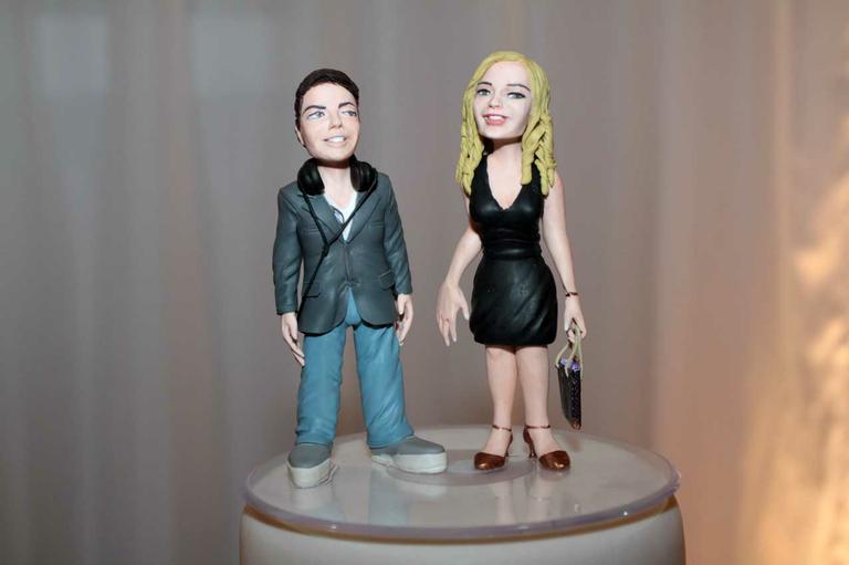 Ronald e Milene Domingues aparecem como bonecos enfeitando bolo de aniversário