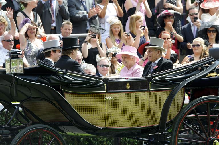 Elizabeth II e Philip desfilam de carruagem em tradicional corrida de cavalos