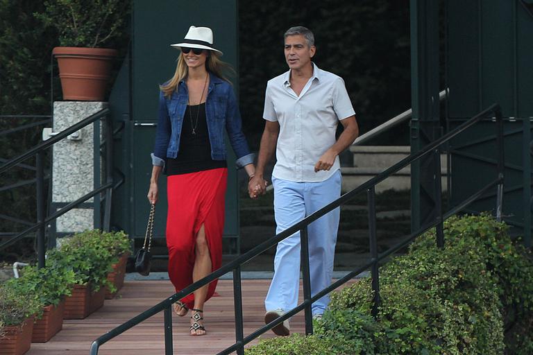 George Clooney passeia com a amada Stacy Keibler na Itália
