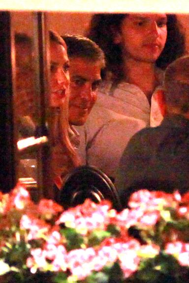 George Clooney passeia com a amada Stacy Keibler na Itália
