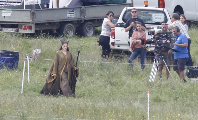 Angelina Jolie está filmando uma adaptação sobre 'A Bela Adormecida' como a vilã Malévola