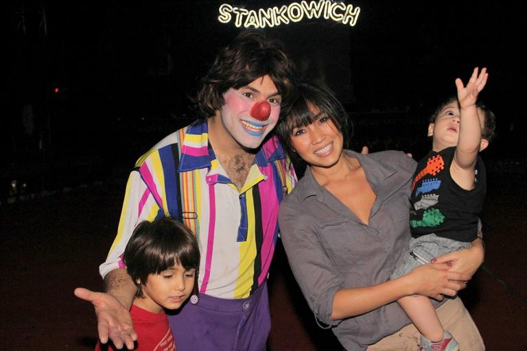 Juliana Knust e Dani Suzuki levam os filhos Mateus e Kauai ao circo 