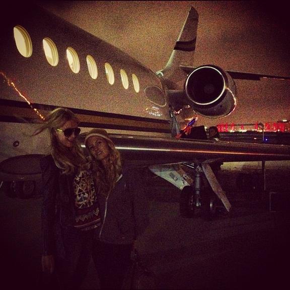 Paris Hilton embarca com destino a São Paulo
