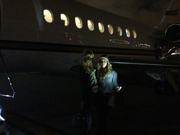 Paris Hilton embarca com destino a São Paulo
