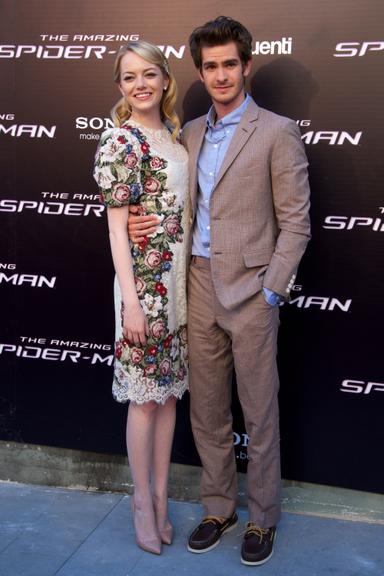 Emma Stone e Andrew Garfield mostram sintonia no red carpet de 'O Espetacular Homem-Aranha'