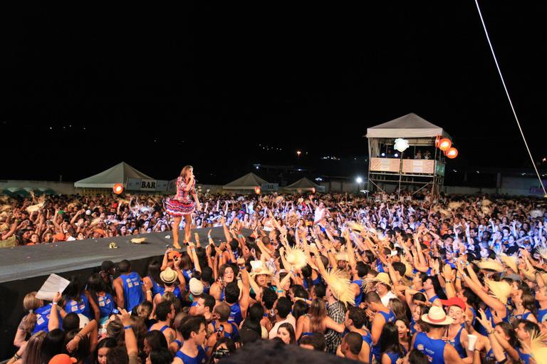 Ivete Sangalo agita multidão em 'arraiá' no interior da Bahia