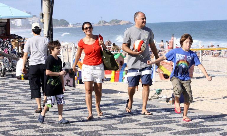 Em família, Patrícia Poeta aproveita praia e joga futebol de areia