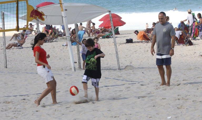 Em família, Patrícia Poeta aproveita praia e joga futebol de areia