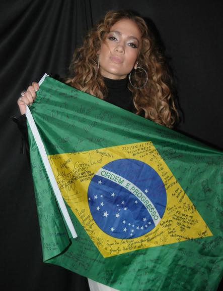 Jennifer Lopez posa com a bandeira do Brasil no camarim