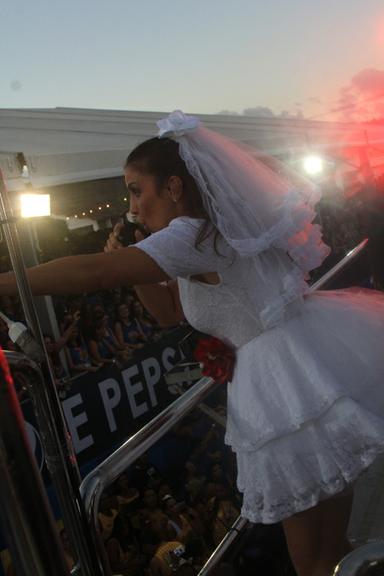 Vestida de noiva, Ivete Sangalo agita 'arraiá' na Bahia