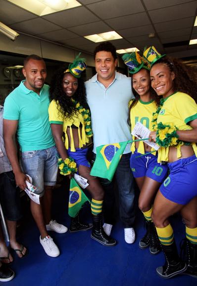 Cannes: Ronaldo recebe fãs vestidos com as cores do Brasil em premiação de publicidade