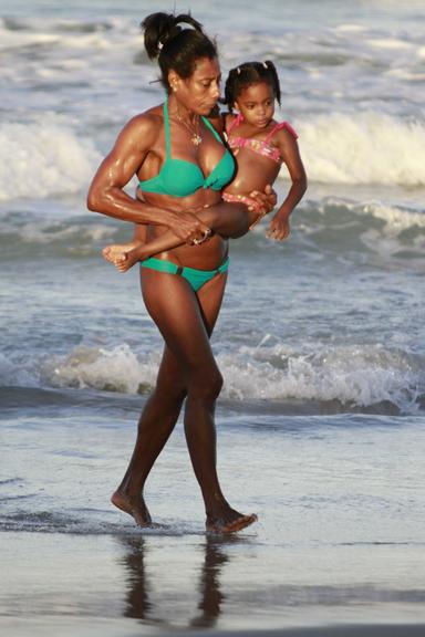 Glória Maria exibe seus músculos durante passeio em praia de Porto de Galinhas