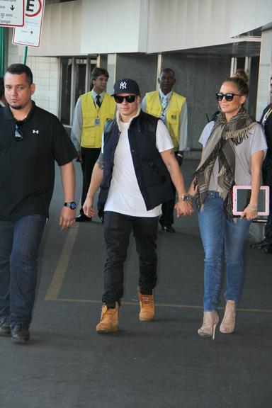 Jennifer Lopez desembarca no aeroporto Galeão no Rio de Janeiro