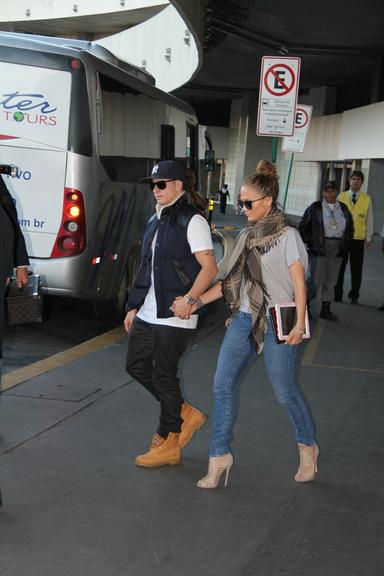 Jennifer Lopez desembarca no aeroporto Galeão no Rio de Janeiro