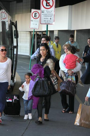 Max e Emme, filhos de Jennifer Lopez, desembarcam no aeroporto Galeão no Rio de Janeiro