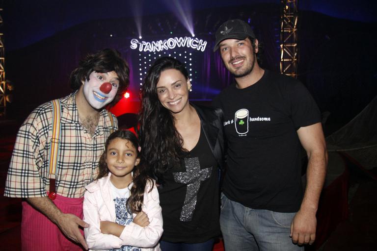 Suzana Pires, o namorado Diogo e sobrinha Gabriela posam com o palhaço do circo
