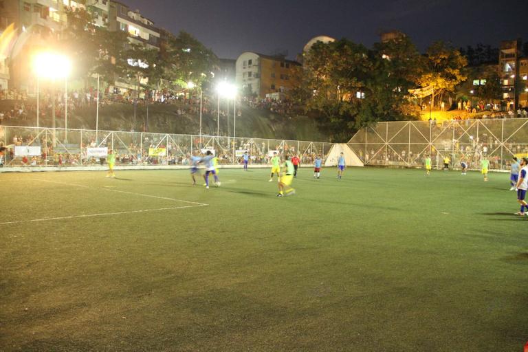 Galãs participam de futebol beneficente no Rio