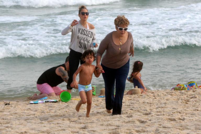 Jennifer Lopez com os filhos gêmeos, Max e Emme, e o namorado Casper Smart na praia de Ipanema, Rio de Janeiro