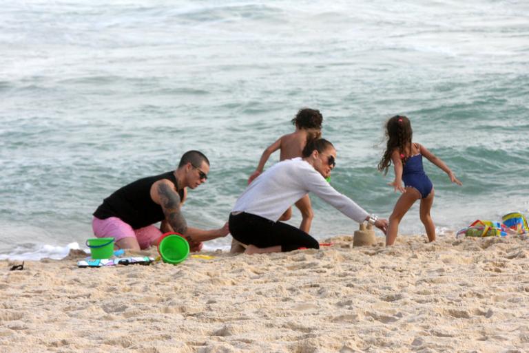 Jennifer Lopez com os filhos gêmeos, Max e Emme, e o namorado Casper Smart na praia de Ipanema, Rio de Janeiro