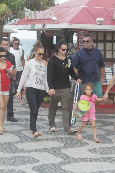 Jennifer Lopez e Casper Smart na praia de Ipanema