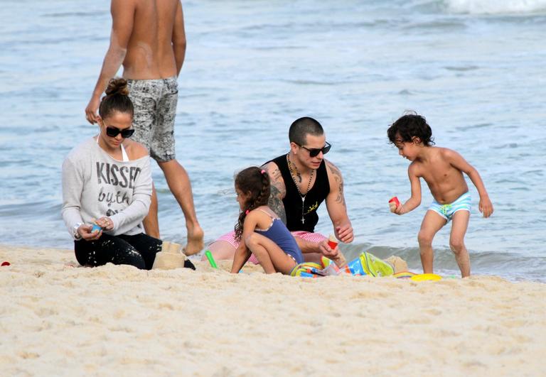 Jennifer Lopez com os filhos e o namorado no Rio de Janeiro