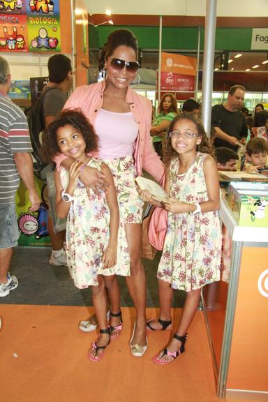 Adriana Bombom com as filhas Olívia e Thalita