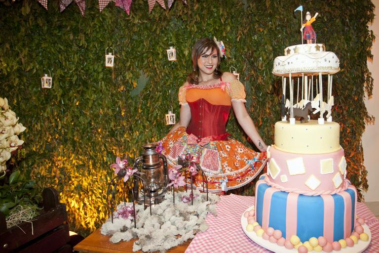Lívia Andrade comemora aniversário com festa junina