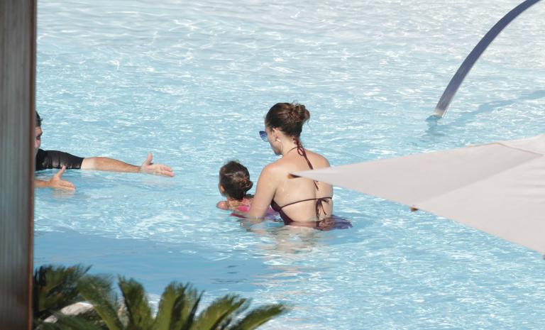 Jennifer Lopez curte tarde de piscina no Rio