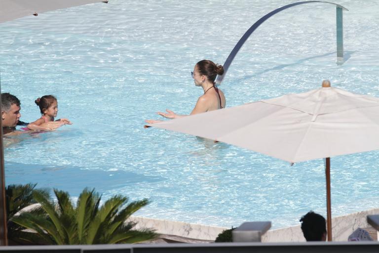 Jennifer Lopez curte tarde de piscina no Rio