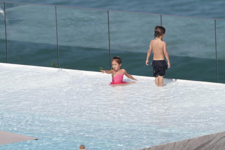 Filhos de Jennifer Lopez se divertem em piscina no Rio