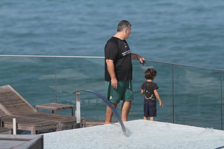 Filhos de Jennifer Lopez se divertem em piscina no Rio