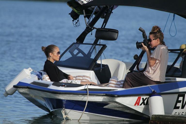 Jennifer Lopez curte passeio de barco no Rio