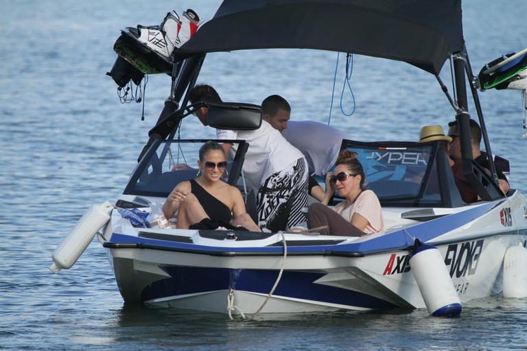 Jennifer Lopez curte passeio de barco no Rio