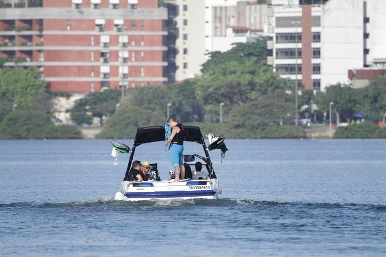 Casper Smart curte passeio de barco no Rio