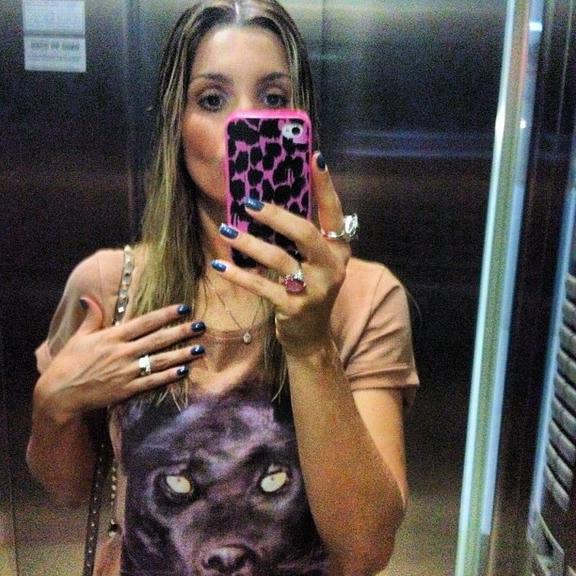 Flávia Alessandra tem uma capa de celular com estampa de oncinha